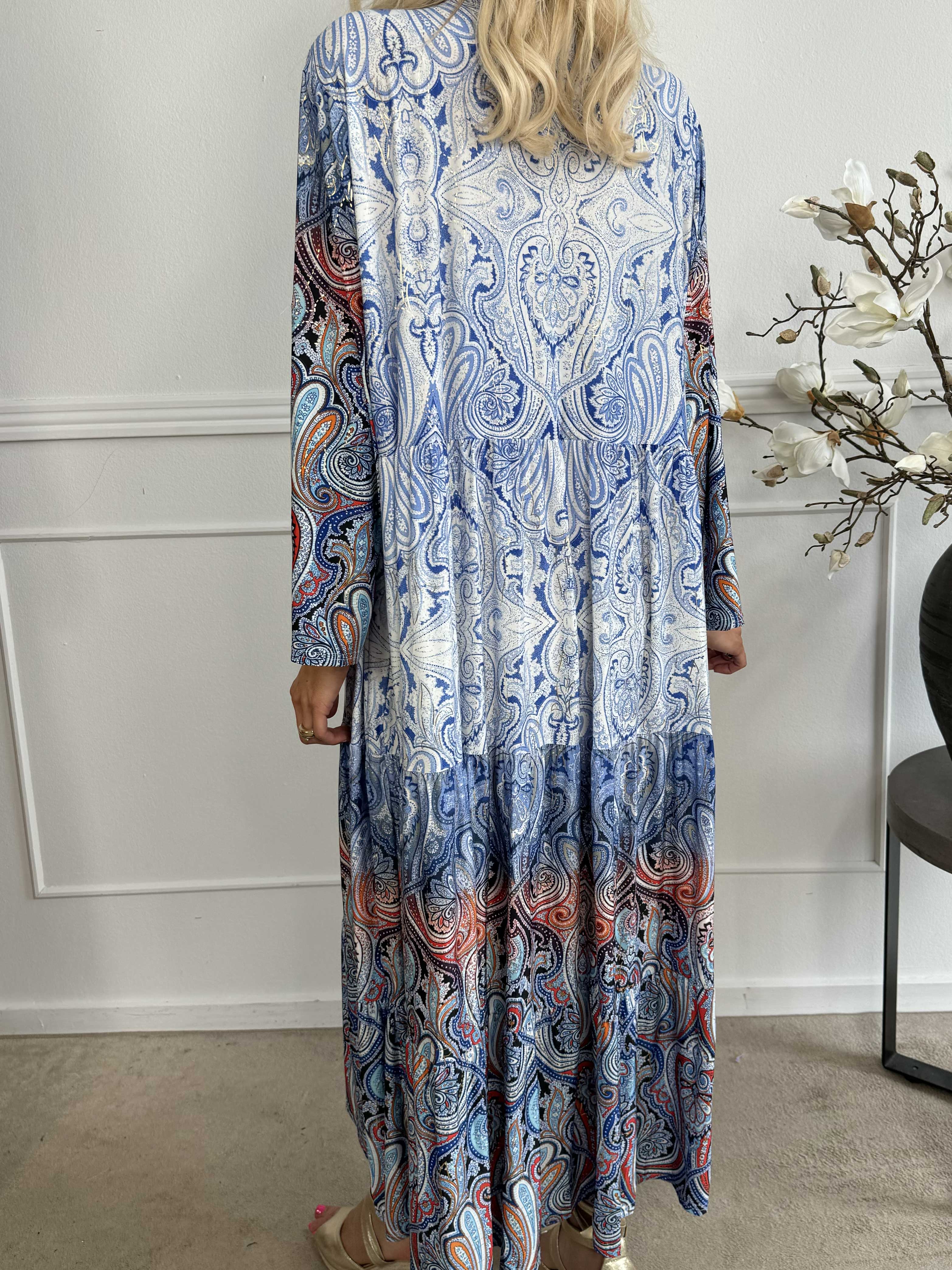 Milano Tamaria - Långklänning med fint tryck i lager-på-lager-look